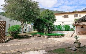 Casa aconchegante para 14 pessoas com piscina e churrasqueira